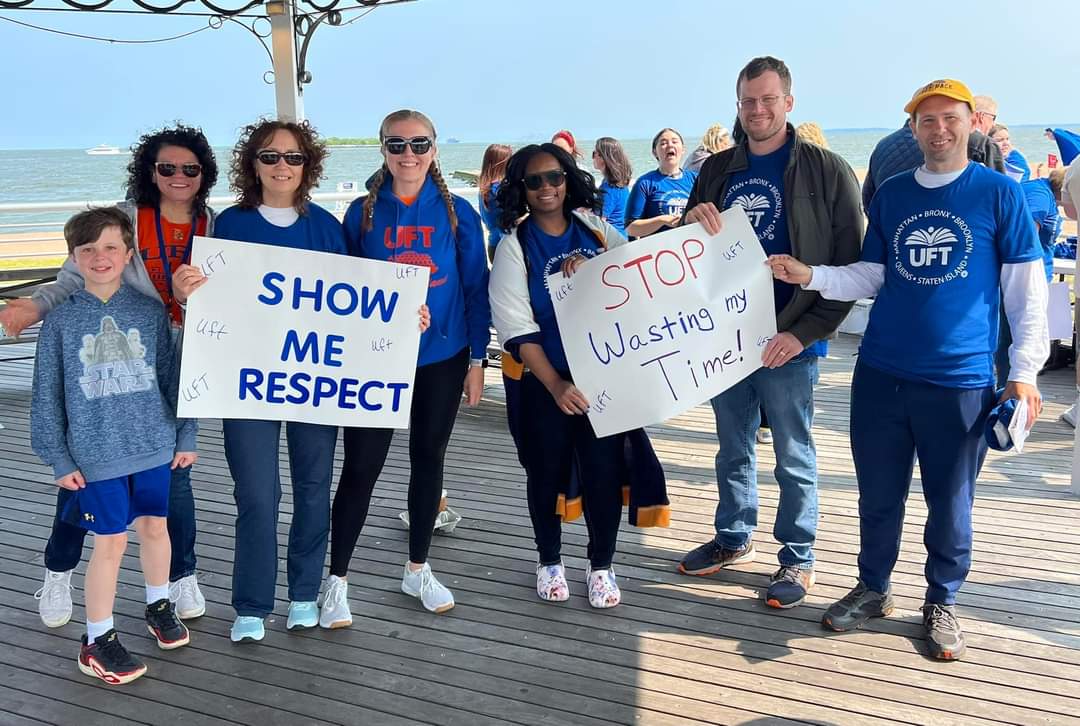 Standing up and speaking out on Staten Island for a fair contract now.  We are UFT! #UFTFairContractNow <a href="/UFT/">UFT</a>