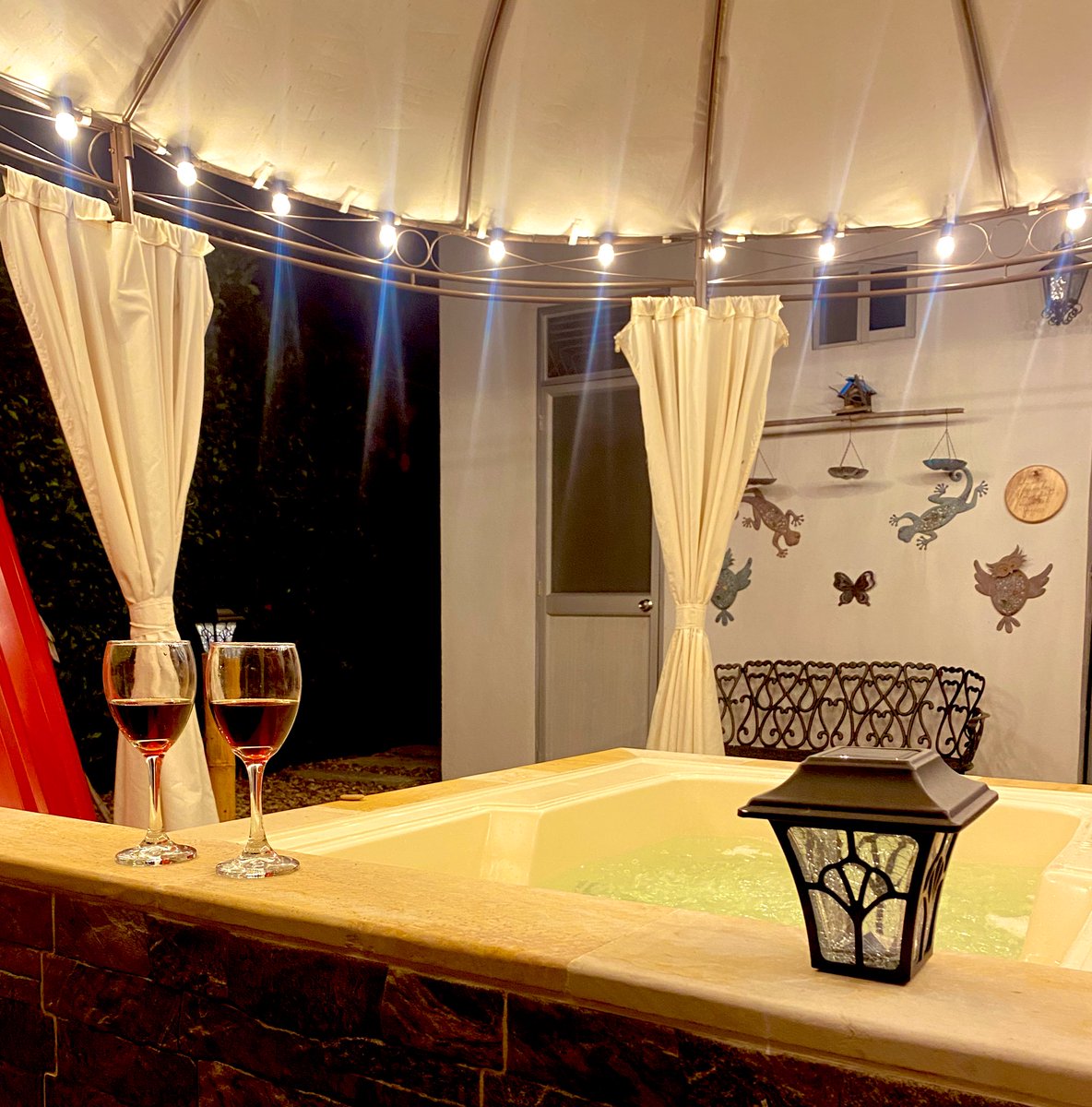 Salud!!!
Por nuestros abrazos, besos y caricias 
Salud por nuestras conversaciones, risas y compañía 
Por nuestras discusiones y desacuerdos

Salud!!! por qué sin querer, fuimos convirtiéndonos en quien queríamos querer. 

#Vida