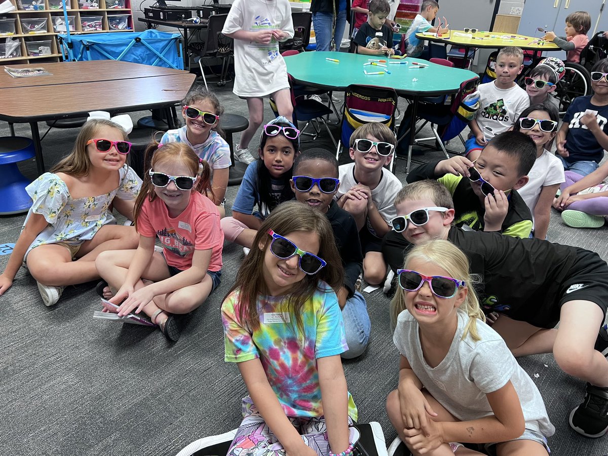 MsPhelps182's tweet photo. Last club day of the year! We had a great time & kept it simple & found a way to easily tie dye sunglasses to be ready for summer! Our Dye Hard Dolphins tie dye club has had the best time this year! ๐๐ @HumbleISD_DWE #DWEJOY #dwestrong #bethelight #humbleisdfamily #dwerocks https://t.co/rLVsdH2Ns3