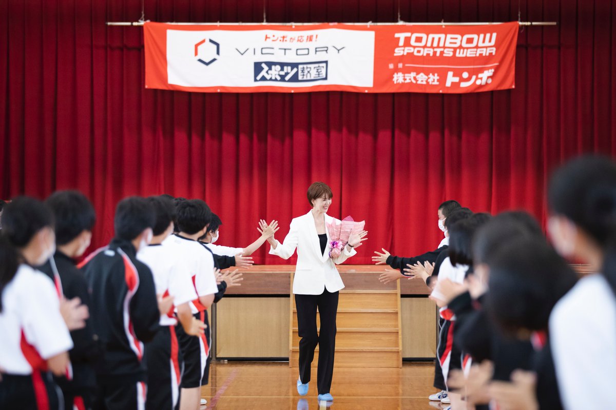 tombow_uniform's tweet photo. 👟VICTORYスポーツ教室 
香川県の【さぬき市立志度中学校】で、バレーボール女子元日本代表の栗原恵さんによるVICTORYスポーツ教室を開催しました！
全校生徒への講演後はバレー部員のみなさんへの熱い指導。教室を終えてシューズにサインをもらう姿はキラキラとしていました。 https://t.co/ULFqOrywD8