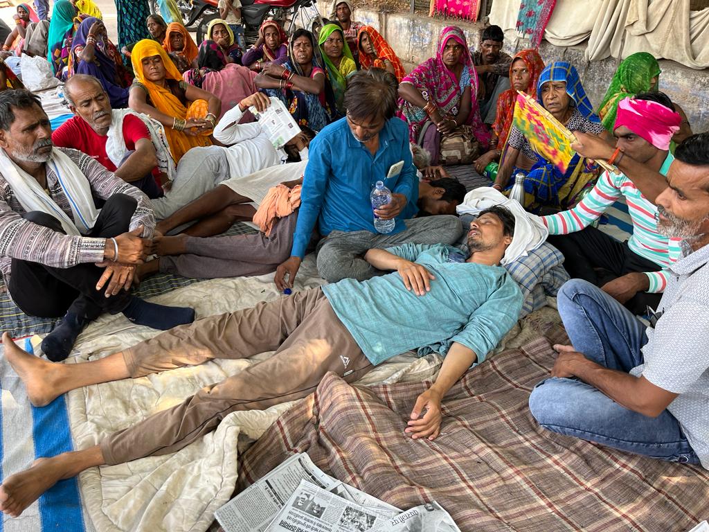 iAmitBhatnagar's tweet photo. स्वास्थ्य बिगड़ने के कारण मुझे अस्पताल में भर्ती किया गया था पर मैंने इलाज लेने से इनकार करते हुए पुनः अनशन स्थल पहुँच गया हूँ, आज मेरे अनशन का 11 वाँ दिन है। मेरे लिए मेरी जान से ज्यादा इन किसानों के हक व अधिकार की लड़ाई महत्वपूर्ण है। https://t.co/UJBj9jC0rJ