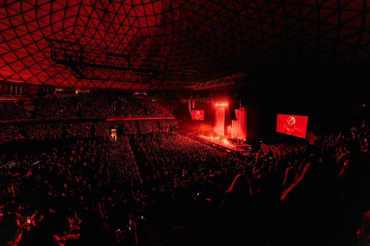 JacksonWang852's tweet photo. MAGIC MAN WORLD TOUR 2023
SOUTH AMERICA
.
📍Chile
.
I felt Chile 🇨🇱 in my blood
The energy felt like a hug to my soul.
I hope u all can relate to my story and feel it inside.
Hope u all had a great time, entertained, and think more about urselves , about the magic in u.
The standard of happiness & satisfaction to urself, in ur own standard.
That’s all it matter to me as a performer / entertainer / artist.
I cherish and love u all very much.
Safety always comes 1st when we do anything.

AND!
I got to go around town for two days just taking naps on the ground at the fields breathing Chile air staring into the sky
Got a chance to go eat local food & feel the city
Went to the underground area for fashion to check out art pieces & work by local artists.
Met some of u on the streets, asked some of u where to go cuz i got lost 😳
It was such an experience that i have been wanting for a while. Not like in the past, just airport, hotel, venue back & forth and hop out the city.
Thank u so much #Chile 

Thanks to my man djignaciojavier for sharing his soul in music 🔥🔥
Hope to see u again!
Next time we go hang out !

Gracias Chile ! 🇨🇱 

📸📹🎬
🇨🇱Chile
el.eme

#MAGICMANWorldTour
#JacksonWangWorldTour
#TEAMWANGrecords
@teamwang 

I’m in #MexicoCity 
Can’t wait for tmr 💋
At ARENA CDMX