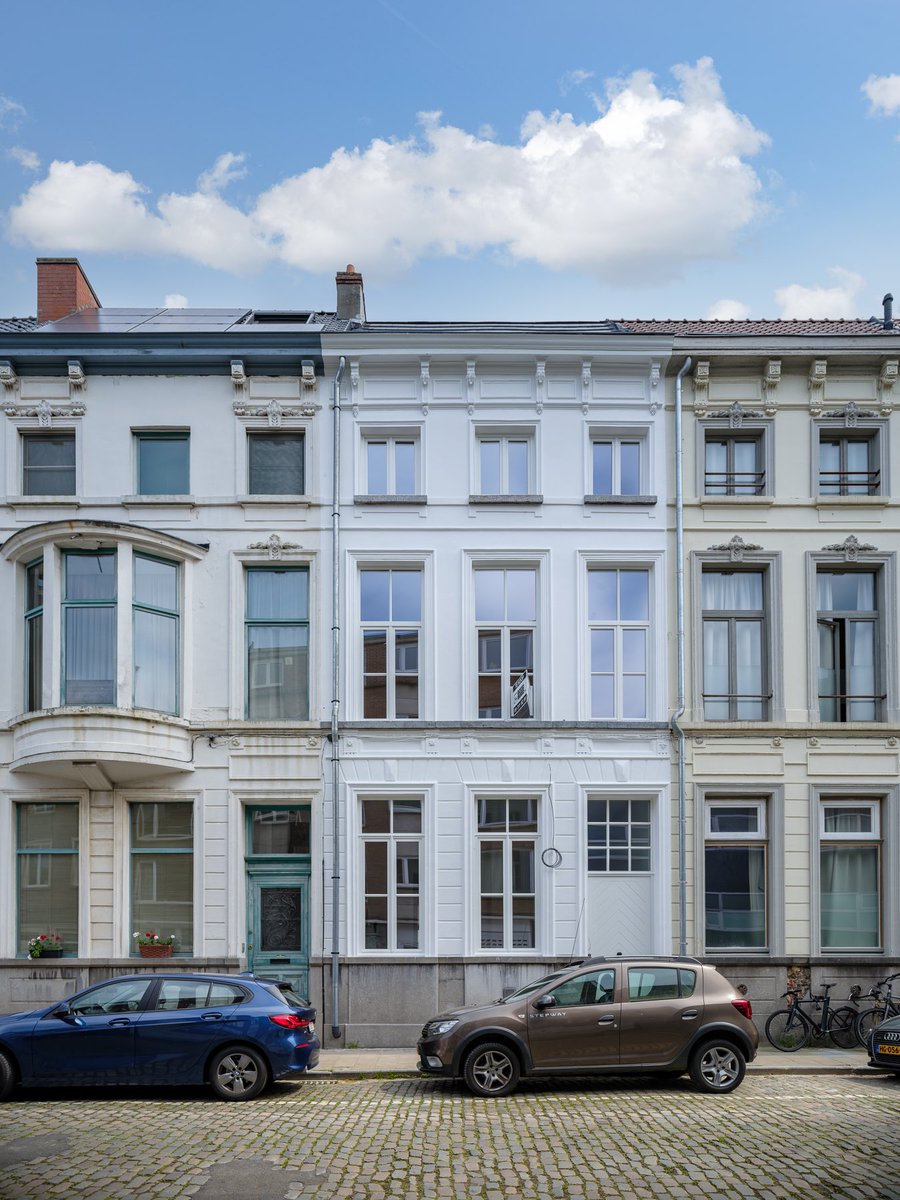 IMMO_CVH's tweet photo. Binnenkort in ons aanbod 🤩
TE KOOP - Instapklare herenwoning met mooie stadstuin gelegen in het #Prinsenhof

Benieuwd? Contacteer nu reeds ons kantoor voor meer informatie: info@immo-cvh.be 

#ImmoCVH #Gent #ExclusiveRealEstate #Immobiliën #LuxeVastgoed #LuxuryEstate https://t.co/CDyHGQMB9w