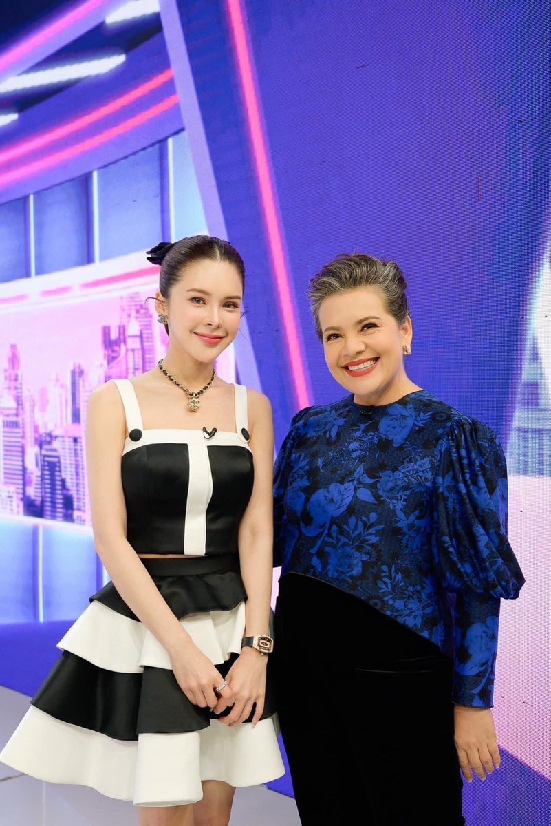 kmlrm412491's tweet photo. พี่หนูแหม่ม ตกใจ !! 
บอกว่า น้องแป้งหายไปครึ่งร่างขนาดนี้ 
ใครจะจำน้องได้ 😂

น้ำหนักแป้งลดไป 30 กิโล❗️

ทุกสินค้าที่เราผลิต 
ขึ้นชื่อว่า 𝐖𝐢𝐧𝐤 𝐖𝐡𝐢𝐭𝐞  ผลิตจากโรงงานของเราเอง
คุณภาพของเราชัดเจนมา 12 ปี ✅

วันนี้พาน้องกาแฟ 
ไปออกรายการ " โต๊ะหนูแหม่ม " 🤍 https://t.co/n7CqPNfhyJ