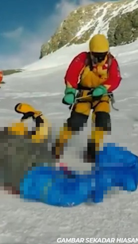 MySamudera's tweet photo. Proses menurunkan “Death Body on Everest”, perkongsian ilmu..

1. Saya bagi tahu, kos sangat mahal boleh mencecah USD40k -USD 50k (utk bawak turun mayat sahaja) belum lagi cost untuk SAR &amp; cost utk sewa helicopter..

Thread 👇 https://t.co/76eTKpHthd