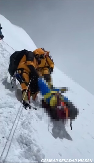 MySamudera's tweet photo. Proses menurunkan “Death Body on Everest”, perkongsian ilmu..

1. Saya bagi tahu, kos sangat mahal boleh mencecah USD40k -USD 50k (utk bawak turun mayat sahaja) belum lagi cost untuk SAR &amp; cost utk sewa helicopter..

Thread 👇 https://t.co/76eTKpHthd