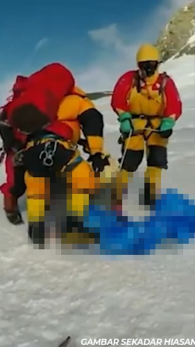MySamudera's tweet photo. Proses menurunkan “Death Body on Everest”, perkongsian ilmu..

1. Saya bagi tahu, kos sangat mahal boleh mencecah USD40k -USD 50k (utk bawak turun mayat sahaja) belum lagi cost untuk SAR &amp; cost utk sewa helicopter..

Thread 👇 https://t.co/76eTKpHthd