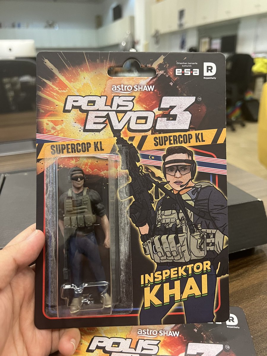 ZeSpoooky's tweet photo. As a toy collector, I’ve always wanted to see/own toys based on Malaysian pop culture movies 🇲🇾

So making these for Polis Evo 3 is a dream come true ⭐️

Limited edition! Only 100 of each out there :) https://t.co/mPDQEU2zoj