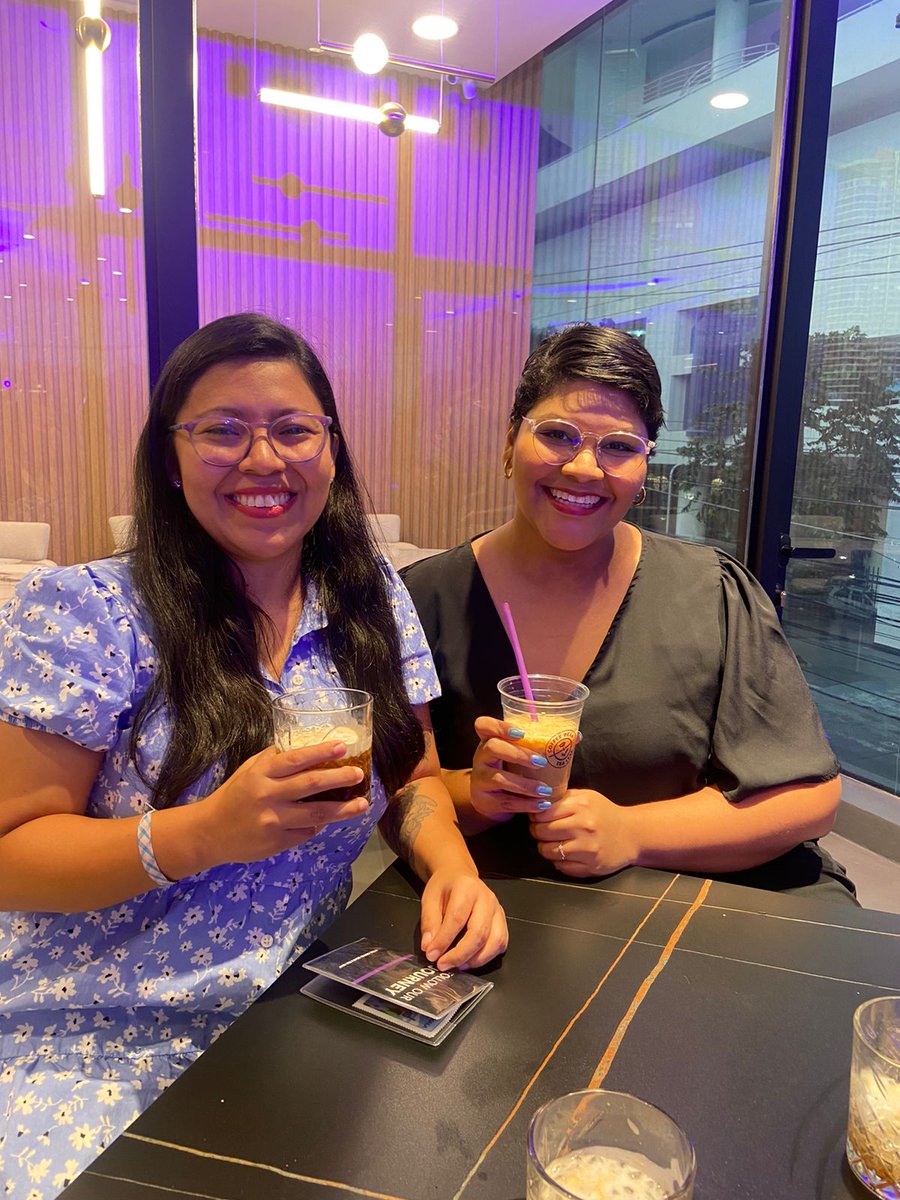 Shar___Shar's tweet photo. Nosotras en nuestra fase de influencer @xGiaan 

La celebración de los 8 años de Coffee Bean &amp; tea, el de Balboa Boutiques está en bombita 👌🏽💯 https://t.co/2fhGCVB0H8
