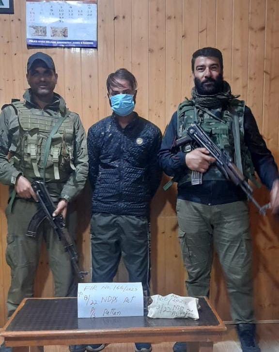 BaramullaPolice's tweet photo. Wanted Drug Smuggler Waheed Sultan of Shirpora Pattan arrested;310 Capsules of Spasmo Proxyvon Plus recovered at NHW Zangam Pattan during naka checking; Vehicle seized; Case registered.
#Say #No #To #Drugs
@JmuKmrPolice
@KashmirPolice
@DIGBaramulla
@DCBaramulla 
@Amod_India https://t.co/C1m2uLR8i2