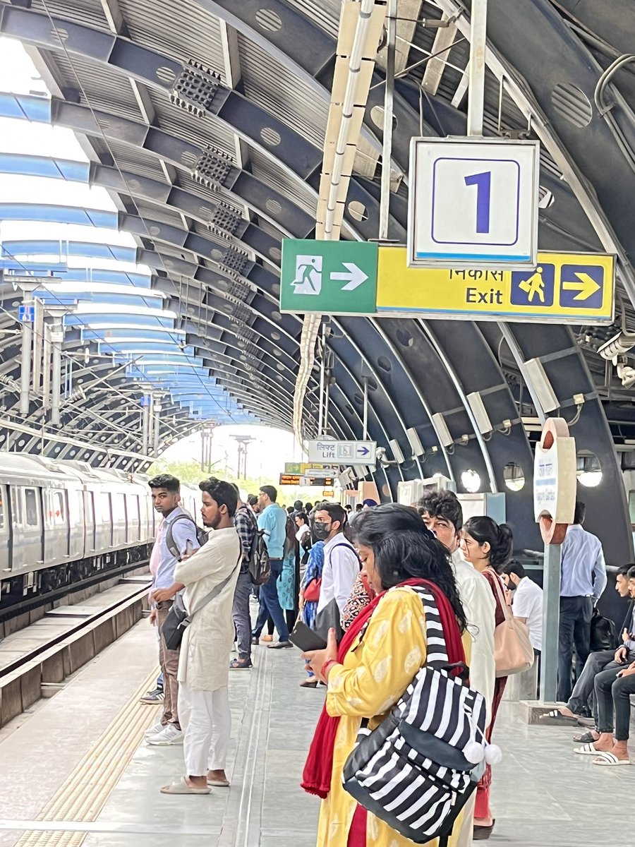 rishabhj00009's tweet photo. "🚇🕒 #DelhiMetro Blue Line (Dwarka to Noida/Vaishali) in a state of chaos! Delays persist, causing overcrowding and preventing passengers from boarding at intermediate stations. DMRC, please address this issue immediately for a smoother commute. #MetroProblems #FixItNow" https://t.co/pfQwWTReJh