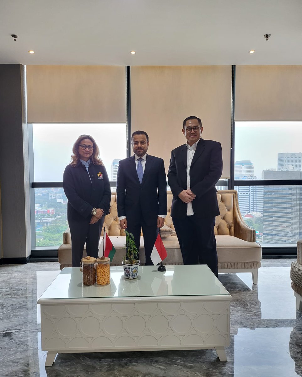 shanfari15's tweet photo. Pleased to meet HE. Mr. Soeryo Poetranto, Chairman of Bilateral&amp; Multilateral Committee with GCC states in "KADIN". relations between 🇴🇲 &amp; 🇮🇩 were core topic of discussion. https://t.co/fCBZ4ZCdSm