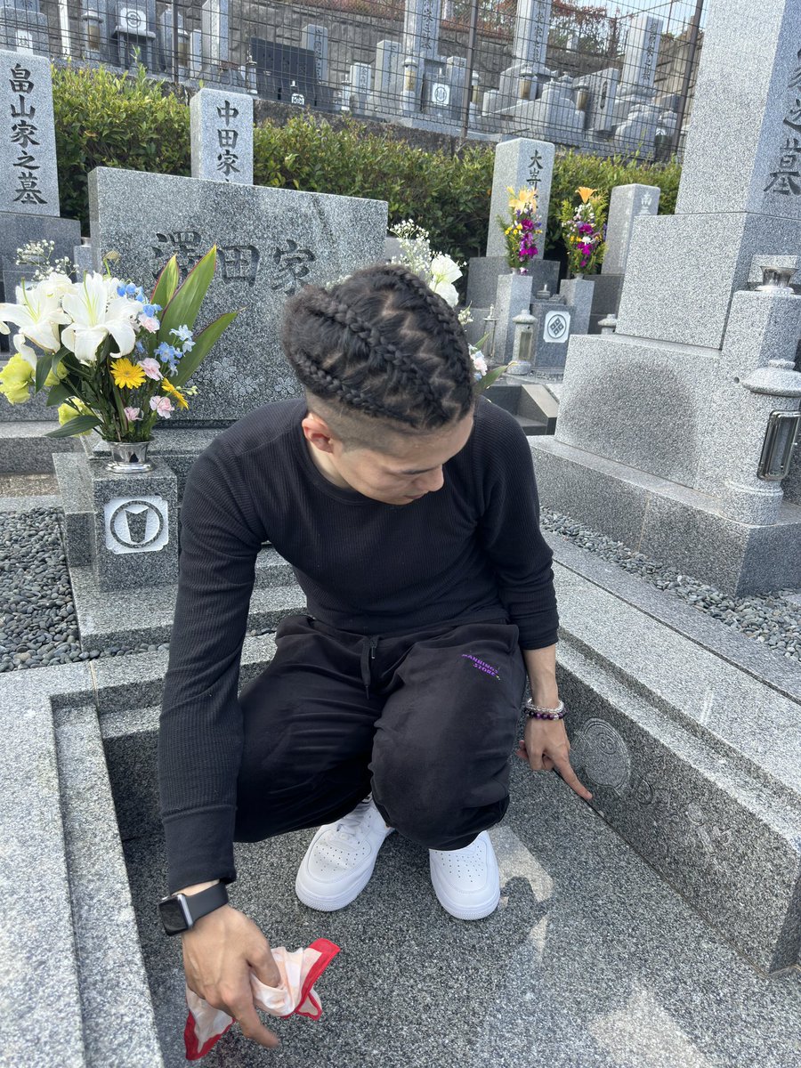 CzTiger__TR's tweet photo. #LongLiveDee いつ行っても綺麗なお花が飾られて綺麗に掃除されてるの見るとどれだけ愛されてたのかわかる。墓石にお尻向けてごめんやけどホンマ天国に行けたんやなDee😇💜🙏💐🎤🎵 https://t.co/sHbrPfm9WQ