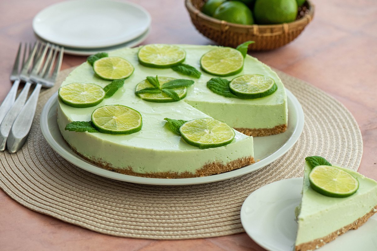 Pay de Limón Verde | Mexican Lemon Pie. Perfect for summer gatherings nibblesandfeasts.com/2023/05/pay-de… <a href="/ImperialSugar/">Imperial Sugar</a>