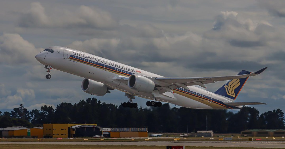 Soar into your Friday with this exciting news! 🛫 @SingaporeAir has announced an extra 40 flights this summer! Flying three times a week from November 19, as well as the daily year-round service.🎉 📷: IG sg_planespottingchc