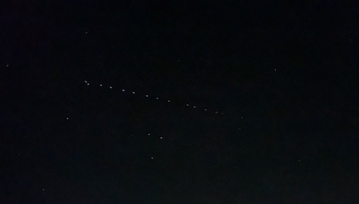 TulsaTeresa's tweet photo. This is a moving stream of lights that we saw at 10:20 tonight just north of Pawhuska. It came into view, moved silently across the north sky, and one by one disappeared. What was that?! ⁦@KJRH2HD⁩ ⁦@GriffinCommGrp⁩  ⁦@KTULNews⁩ https://t.co/WRjUFJaPfQ