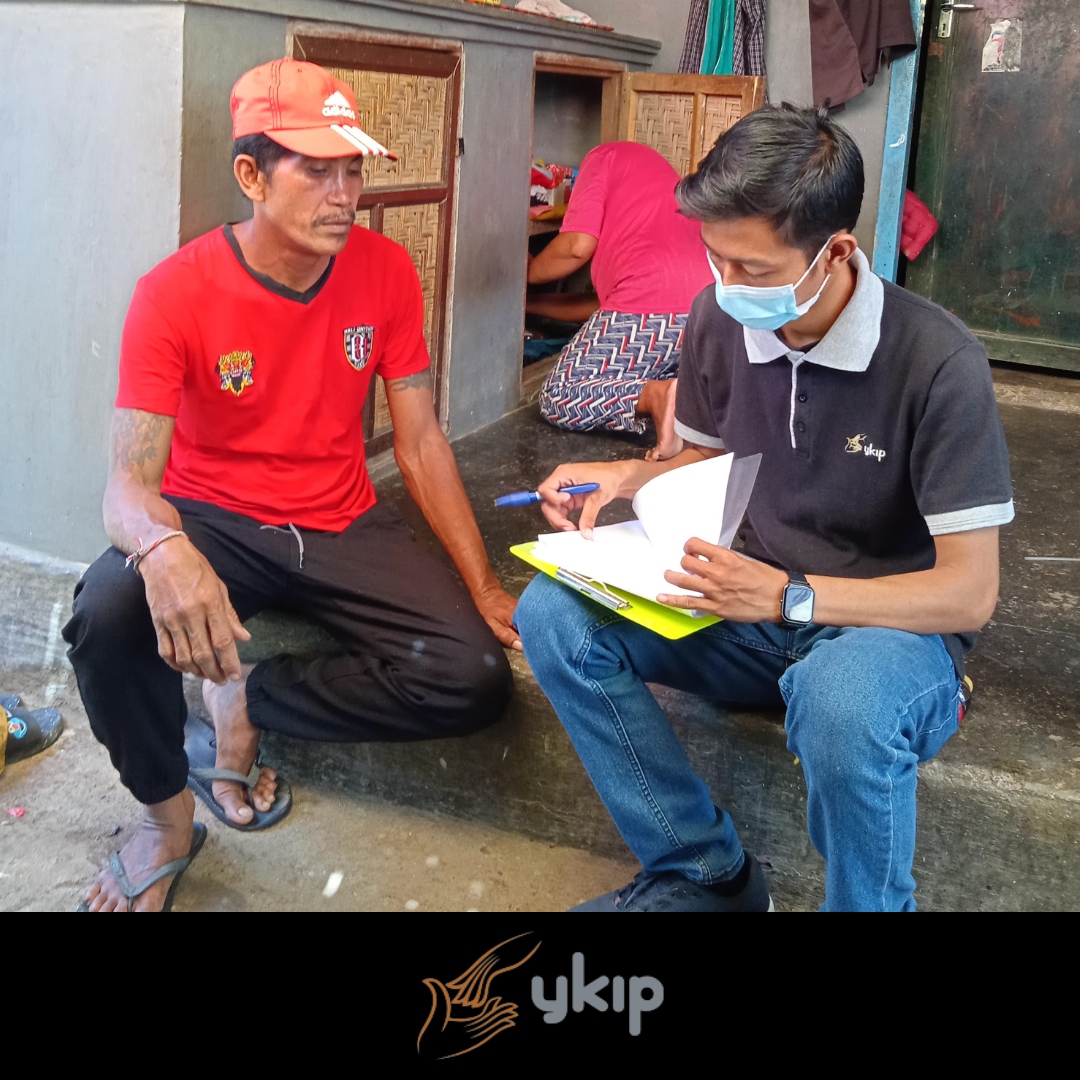 ykip_bali's tweet photo. YKIP field officer, went to the student's houses to conduct the second phase survey to evaluate the grade 8 students' economic condition  
YKIP will reconsider the support to be given to other students who are in need if the student's economic condition is getting better. https://t.co/yPDxxFToMl