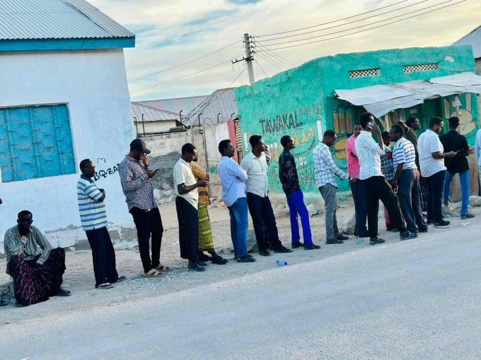 Commencing on Thursday morning, the local council elections in #Puntland have witnessed an early turnout of voters, with hundreds lining up to cast their votes in #Karkar and #Bosaso . #PuntlandElections #LocalCouncils