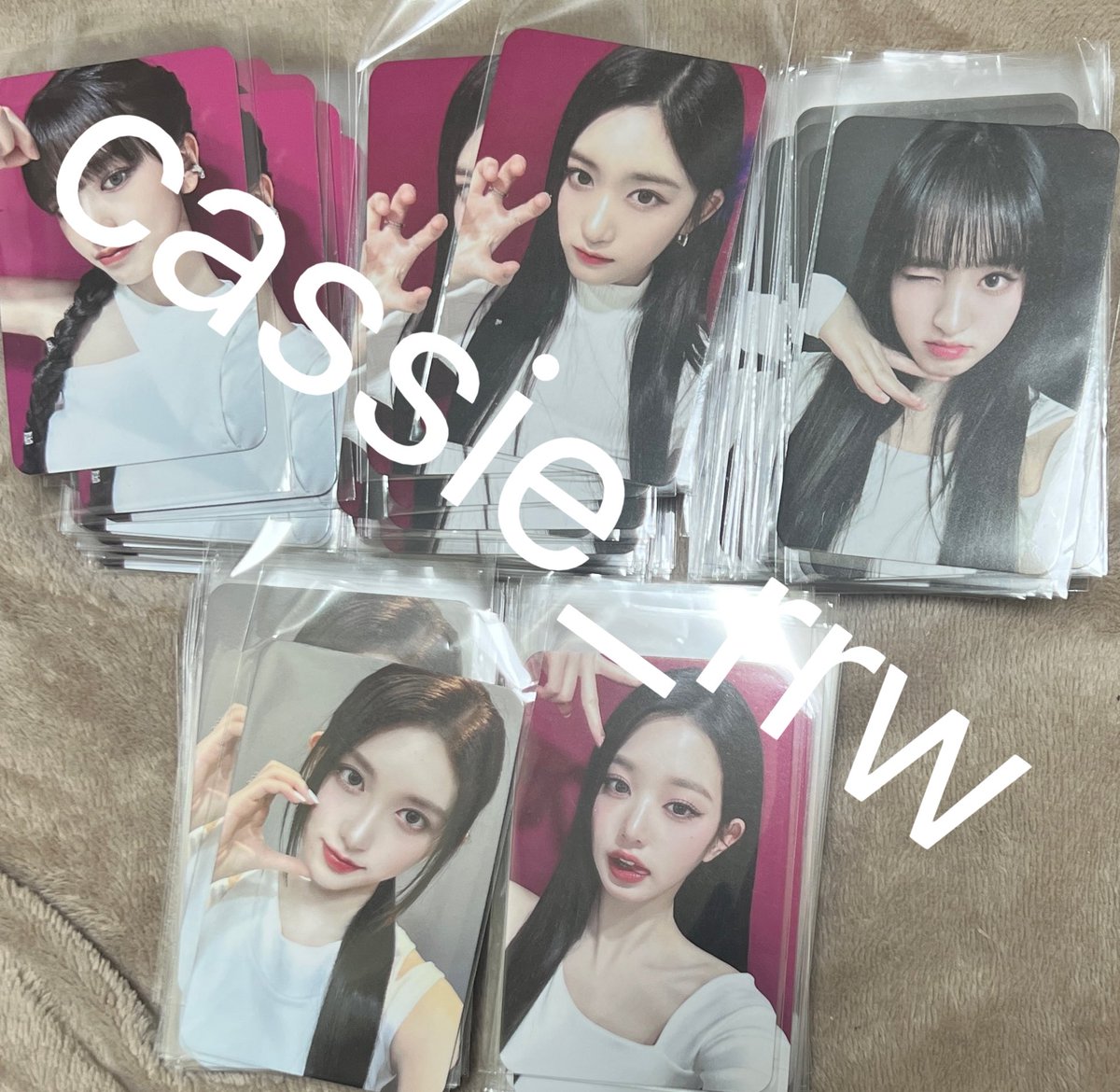 아이브 스타리버1차 먼저 41세트 받았습니다 
입금 순서대로 개별 연락 및 재배하겠습니다 
나머지 15세트정도 좀 기다려주세요!! 받으면 바로 연락 드릴게요