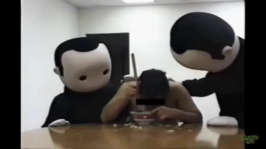 @hatarakudoll 人間を食べさせられてる人間 