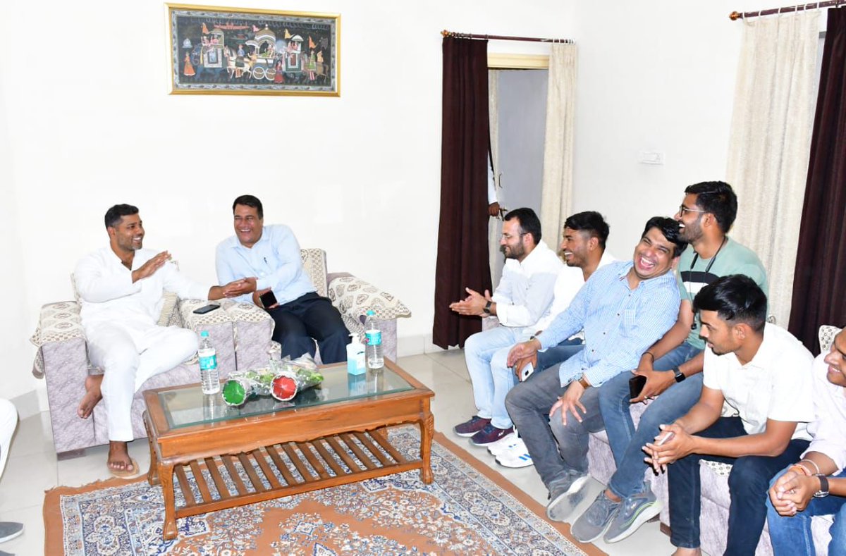 AshokChandnaINC's tweet photo. कल जोधपुर सर्किट हाउस में युवा कांग्रेस के भाइयों के साथ और मीडिया बन्धुओं के साथ एक सकारात्मक चर्चा। 
युवा कांग्रेस के भाइयों के साथ कुछ पुराने दिनों को याद कर खुशी मिली। https://t.co/TSHByLf3kc