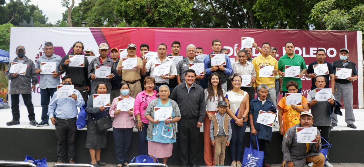 Hoy felicité a aquellos que muchas veces han sido olvidados;
“Los Boleros” 
En agradecimiento se les otorgó kits de trabajo y sobre todo se le reconoció los años que llevan de trayectoria, y que a pesar de los obstáculos siguen esforzándose para llevar el sustento a sus familias.