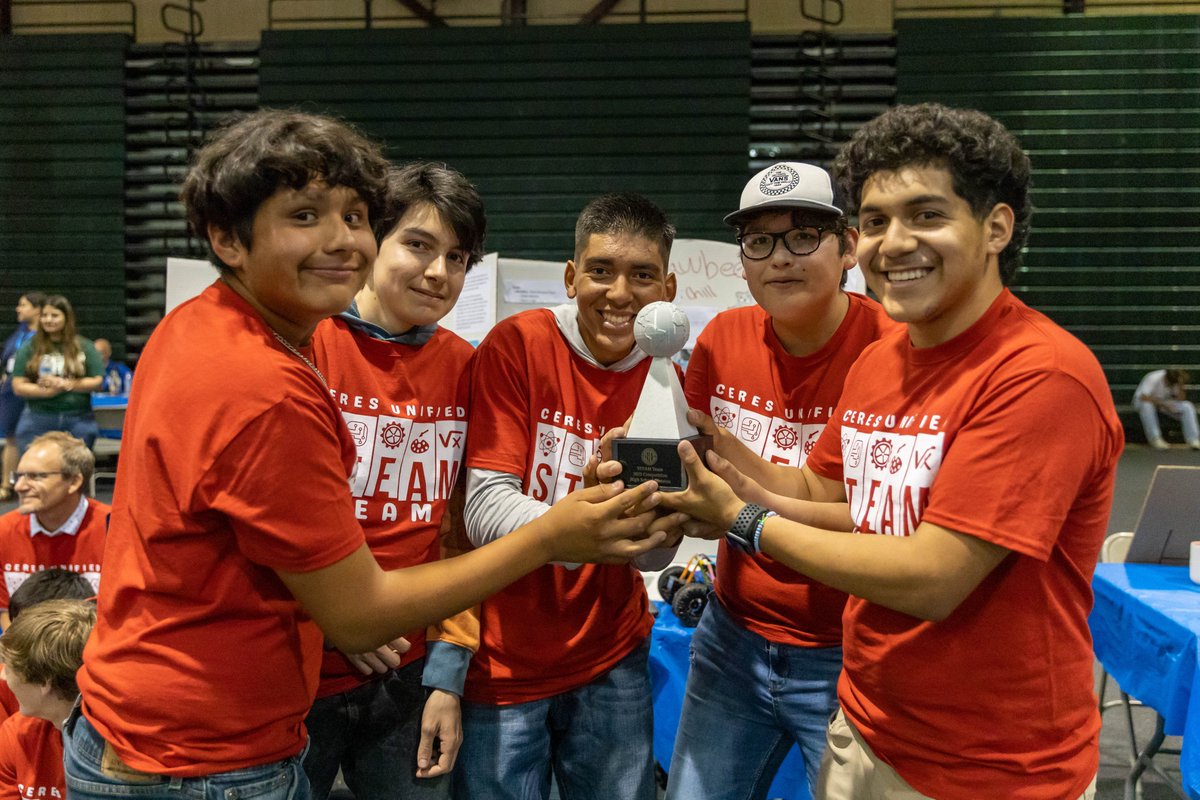 CeresUSD's tweet photo. CUSD students show off their #STEAM skills at a district-wide event! Thanks to all who made the event possible and congrats to all of the teams including division winners @dp_dolphins, @Vparks_elem, PKB Leadership Magnet &amp; @CHSBulldogPride.  #CeresLearns #CeresEdTech #TheCeresWay https://t.co/EvWrtnNoh6