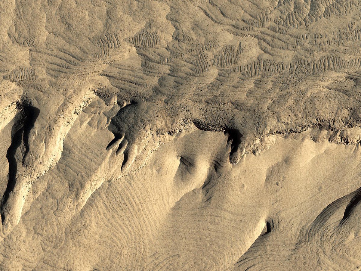 Cron_Silenzio's tweet photo. #HiRISE #Marte
Stratigrafia di un tumulo del cratere di #Kaporo
Il cratere Kaporo contiene un tumulo centrale diviso di depositi stratificati che indicano molte disconformitĂ nella stratigrafia. https://t.co/phISrWcG81