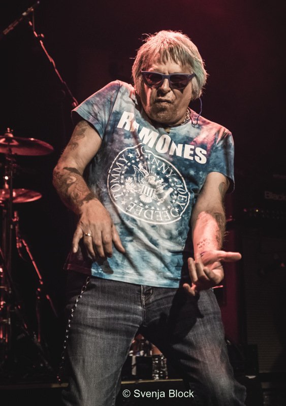 Happy 79. Birthday to Charlie Harper, British singer, songwriter and lead singer of the punkrock band UK Subs, born on this day in 1944, Hackney, London.

Photo by Svenja Block

#punk #punks #punkrock #uksubs #charlieharper #history #punkrockhistory #otd