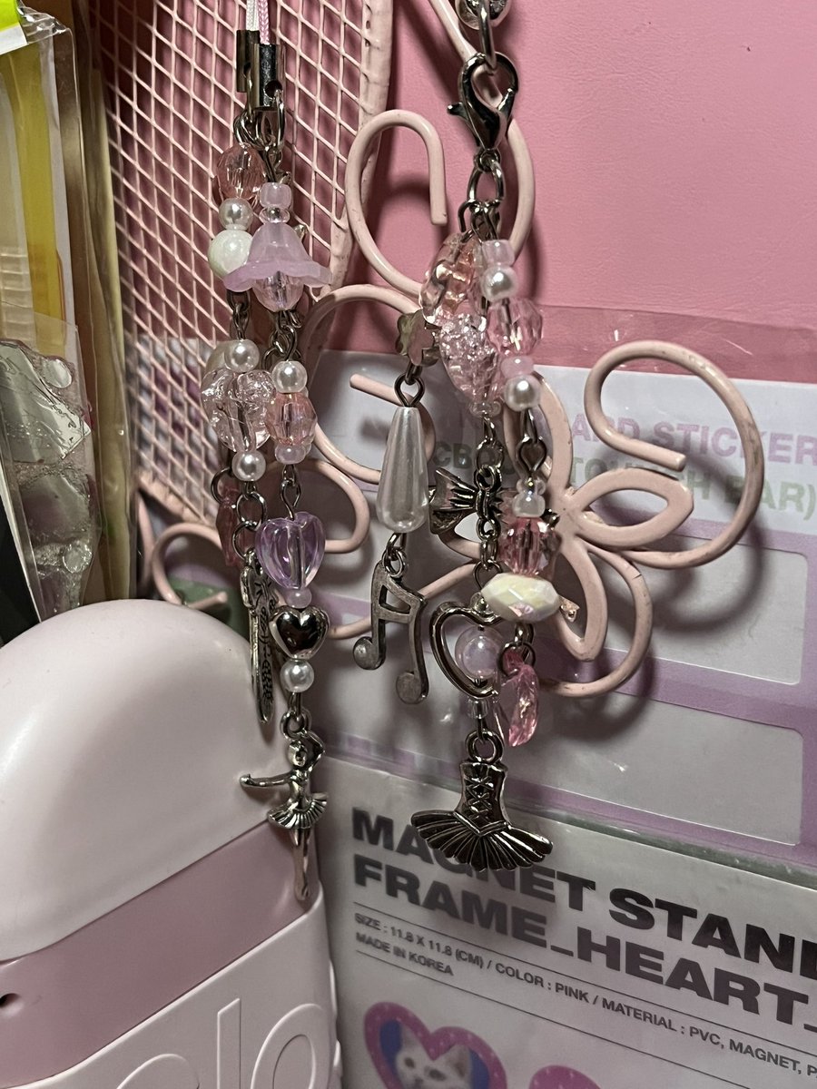 anwywhere's tweet photo. desk corner ⭐️🤍🌸 #gotitfromris https://t.co/0PTK5vT8Yf
