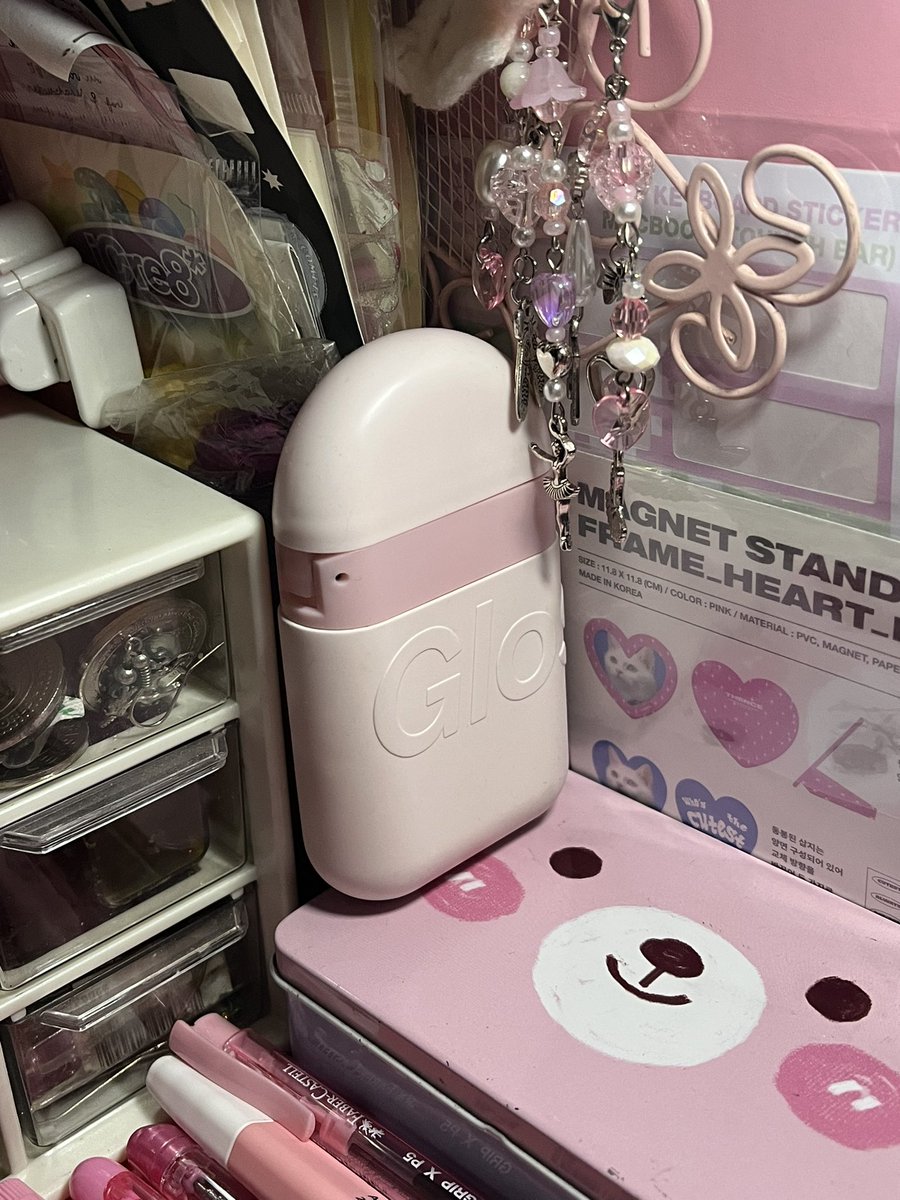 anwywhere's tweet photo. desk corner ⭐️🤍🌸 #gotitfromris https://t.co/0PTK5vT8Yf