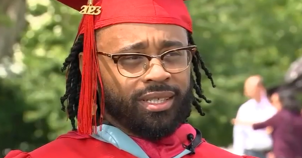 BlackNews's tweet image. Single Dad Earns Master's Degree While Working 3 Jobs to Care For His Son blacknews.com/news/desmond-d… #blacktwitter #blackexcellence #blackboyjoy #black #melanin #melaninpoppin #blackisbeautiful #singledad #graduation #graduation2023