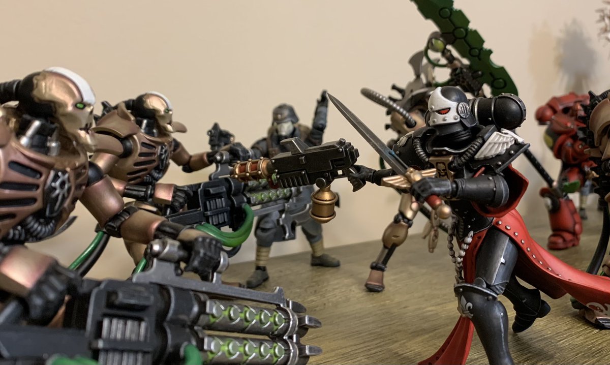 My #JoyToyWarhammer Necrons came in, so I had to make a battle scene on my shelf.