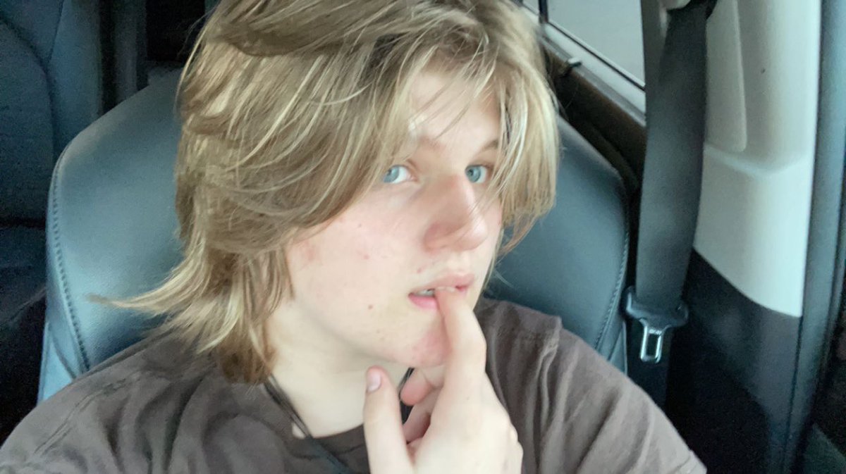 mossisntsmart's tweet photo. intro

connor !
5teen ! 
bi !
kinda new to edtwt !
cw : 175lbs
gw : 130lbs
please hold me accountable !
like and retweet to be moots !
eng - american 
interests : mitski, pokemon, theater, fashion https://t.co/zBMA1Wzmmo
