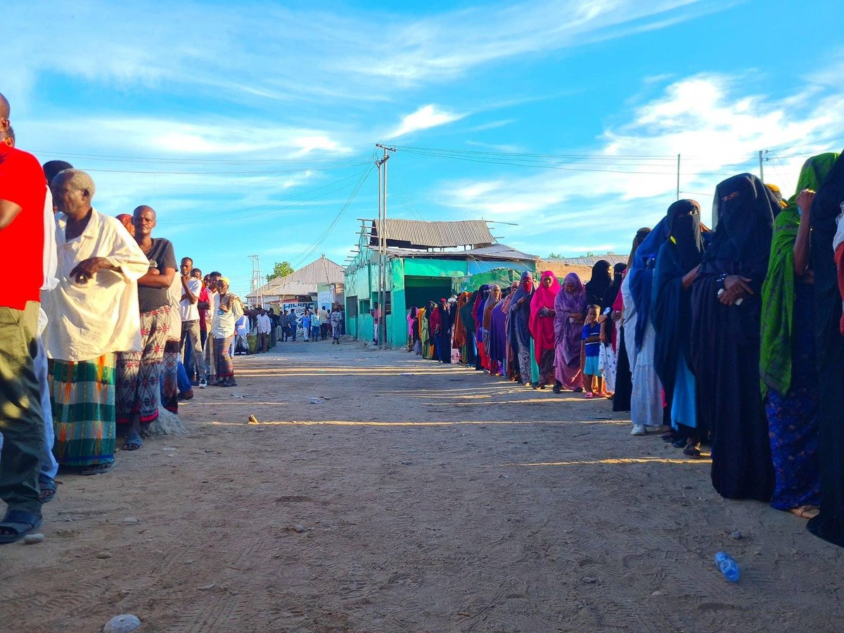 TheDailySomalia's tweet photo. Today, #Puntland makes history! After 56 long years, the power is truly in the hands of the people with the first-ever 1p1v election!
People queue to vote at polling stations across 30 Districts in #Puntland.
#PLGE #PuntlandElections #PLElections https://t.co/8bBikzAeS3