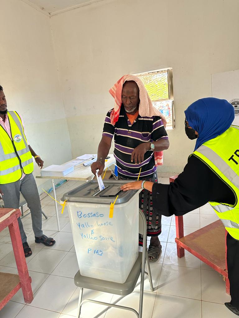 TheDailySomalia's tweet photo. Today, #Puntland makes history! After 56 long years, the power is truly in the hands of the people with the first-ever 1p1v election!
People queue to vote at polling stations across 30 Districts in #Puntland.
#PLGE #PuntlandElections #PLElections https://t.co/8bBikzAeS3
