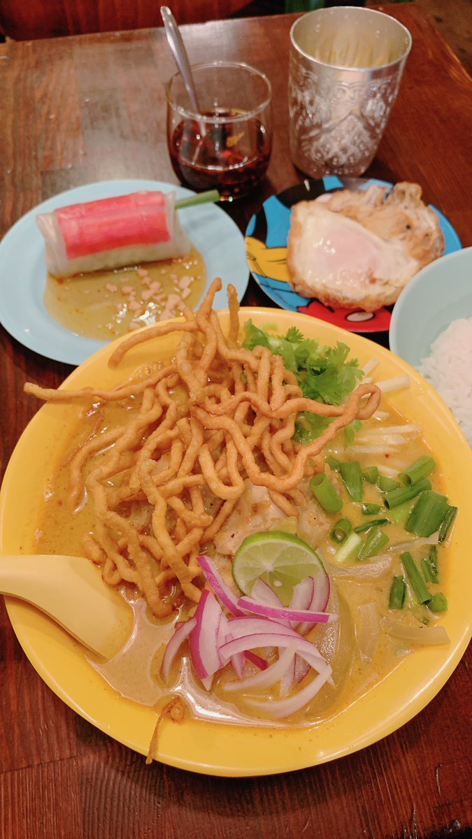 タイ食堂カオチャイ さん カオソーイ（タイ北部チェンマイ名物ココナッツカレーヌードル）平打ちちぢれ麺で鶏手羽元2本入り味も香りも好きかも ジャスミンライス（半）,カイダーオ（目玉焼き）,ポピアソット（かにかまの生春巻き） ごちそうさまでした🙏