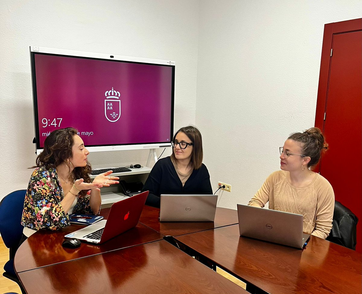 Researchers Rebecca Marconi, Alice Mugnini and Patricia Ercoli, seconded at the @regiondemurcia, had a meeting to discuss the role and socio-economic #impact of potential legislative tools in the #energytrading based on #blockchain, to be implemented in a #smartcity context.