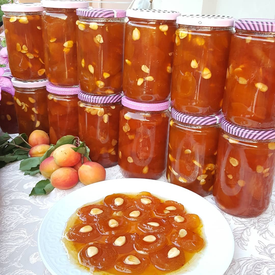 Kayısı Reçeli 
Tarifi : lezzetlisunumlar.com/kirec-suyunda-…

#reçel #kayısı #malatya #kışhazırlıkları