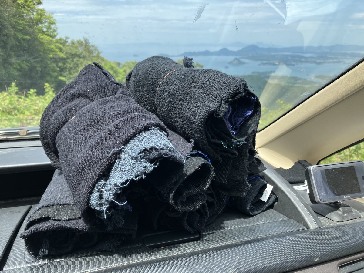 kanetixyan's tweet photo. ホタル撮影時のカメラなどの光をカットする黒布、70枚カメラが濡れたときに水を吸い取る布になるし、いろいろ使ってます。。 https://t.co/31vl0ifn1d