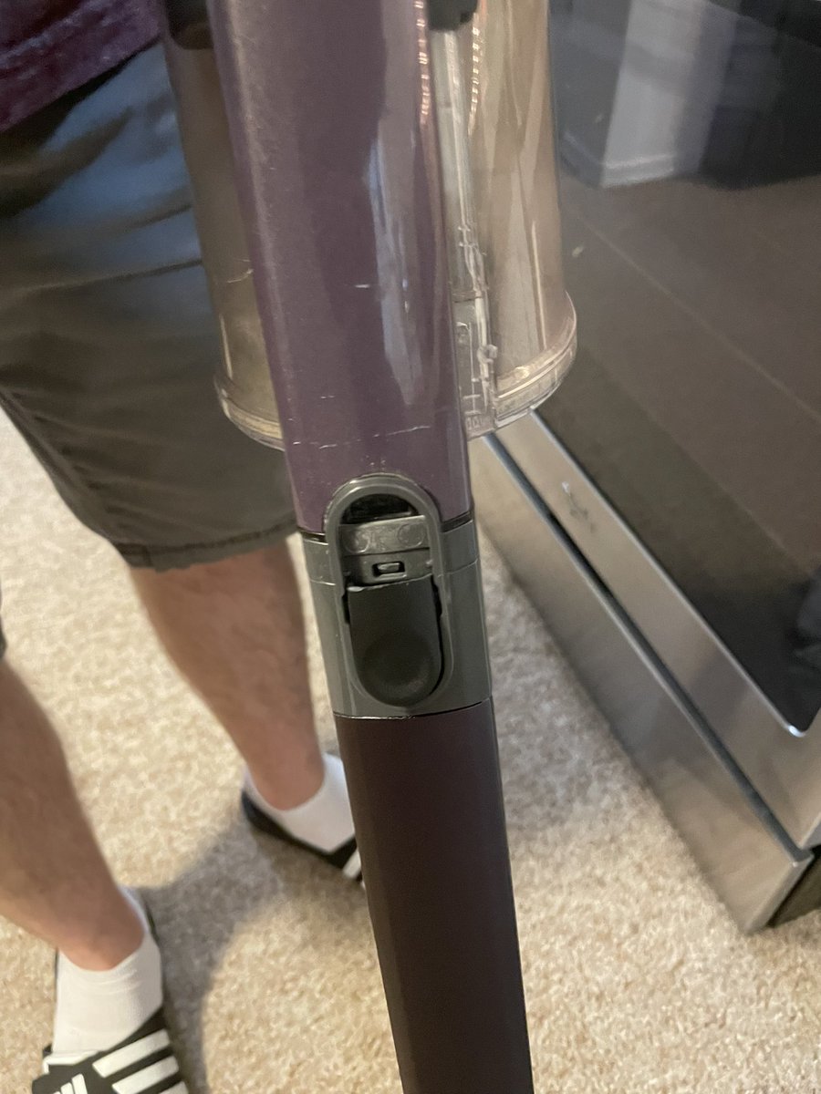 Maddss1029's tweet photo. @SharkHomeUS do your vacuums come with warranty?? I got this for Christmas and it’s already broken?? #disappointed https://t.co/Zg8BYbcurs