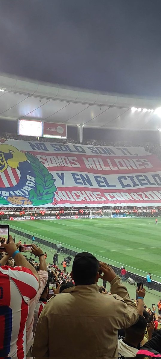 Desde Chivas Shitposting invitamos a todos los que puedan asistir al @EstadioAKRON y a La Minerva a que lleven una foto impresa de ese rojiblanco o rojiblanca que se nos adelantó en el camino.

No solo son 11, somos millones y en el cielo muchos corazones 💙🤍❤️