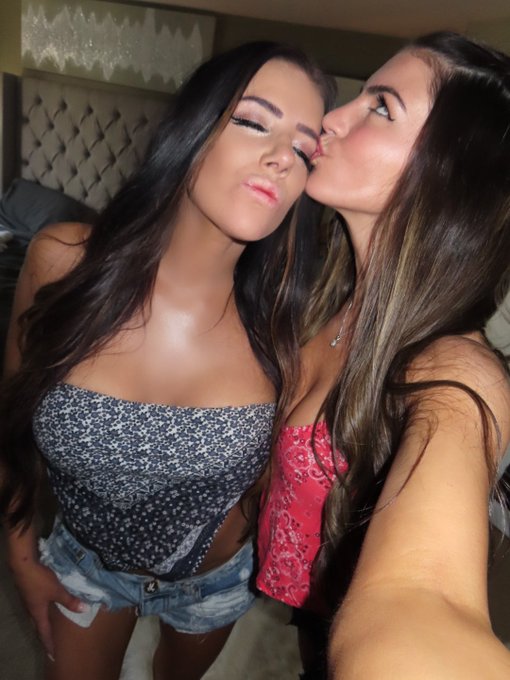 3 pic. Love my bestie so much! Love her to the moon and back @cupofcarliejo https://t.co/AO4vSGoSjV