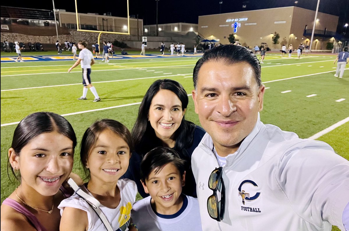 AaronTavitas's tweet photo. Great night to be a T Bird!!! 🙌🏼🏈 #BlueVSGold #FootballNFamily https://t.co/u3jgqITbjv
