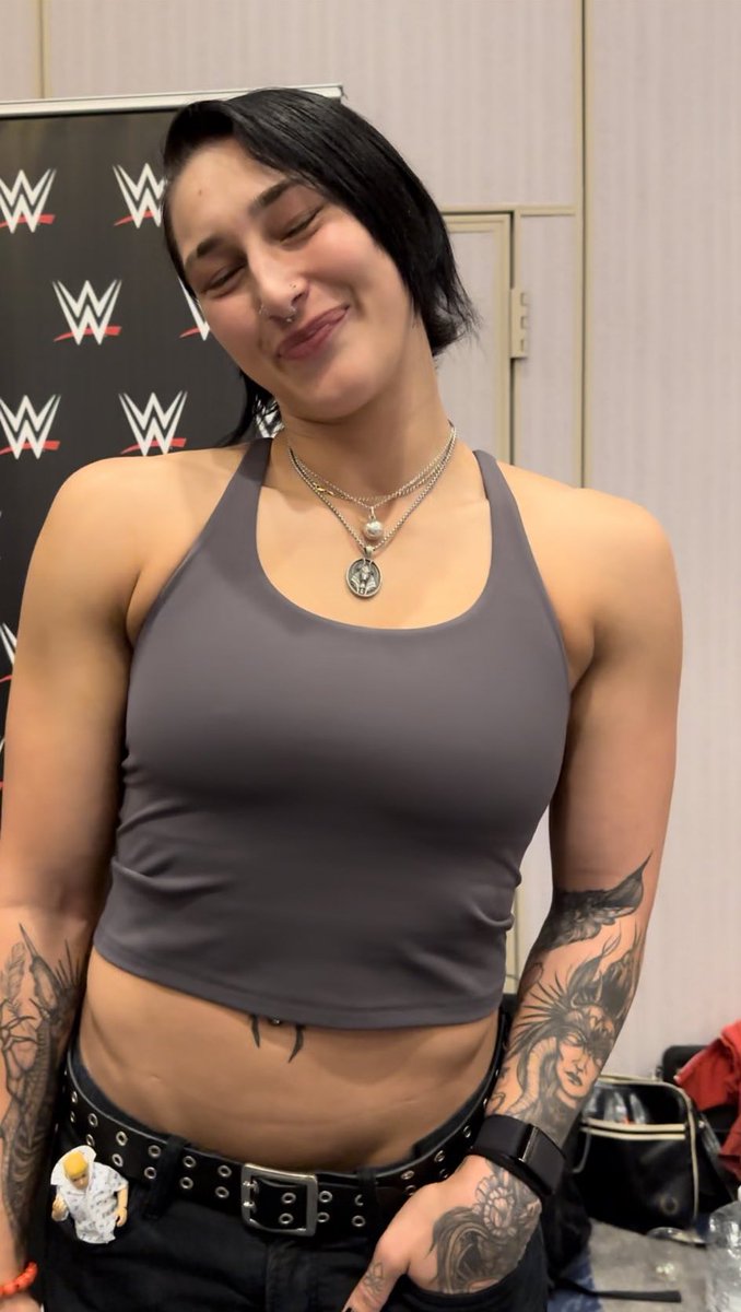 wrestlemania week rhea was so 🥹🖤