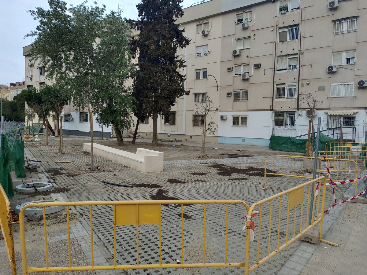 Avenida de la Soleá.

Obra de "arreglo" de parterre.

Han plantado 10 árboles.

Ya hay 3 secos.

La obra aún no ha acabado.