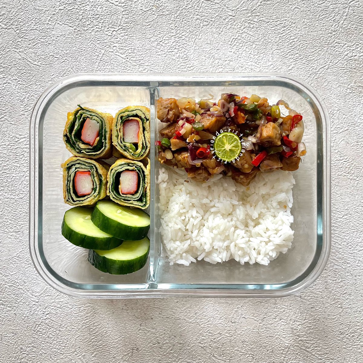 insecuristy's tweet image. bekal ngantor today, masih dalam rangka bosen banget makan ayam: tempe sambal iris, telur dadar sawi, dan juga kyuri. 👩‍🍳

bikinnya mudah, 15-20 menit kelar. harga bahannya murah, dan paling penting super enak!

step n resep ada di next tweet ya~