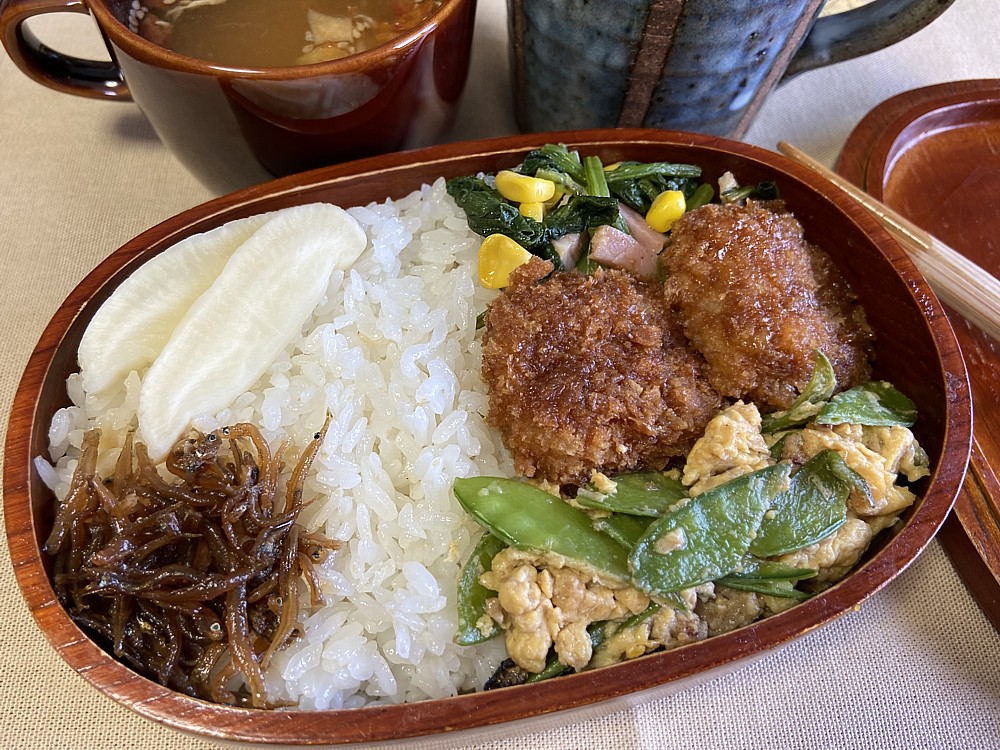 今日の弁当 一口ソースカツ、キヌサヤ玉子とじ、ホウレンソウ＆ベーコン炒め、イカナゴくぎ煮、タクワン、トマトの酸辣湯。