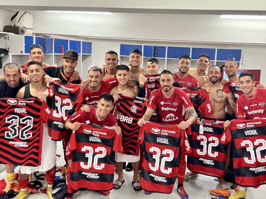 En el marco del partido entre Ñublense y Flamengo, Arturo Vidal obsequió camisetas del Mengão para todo el plantel de los Diablos Rojos 👏🏻 ¡Gracias por el lindo gesto, @KingArturo23! 💪🏻
