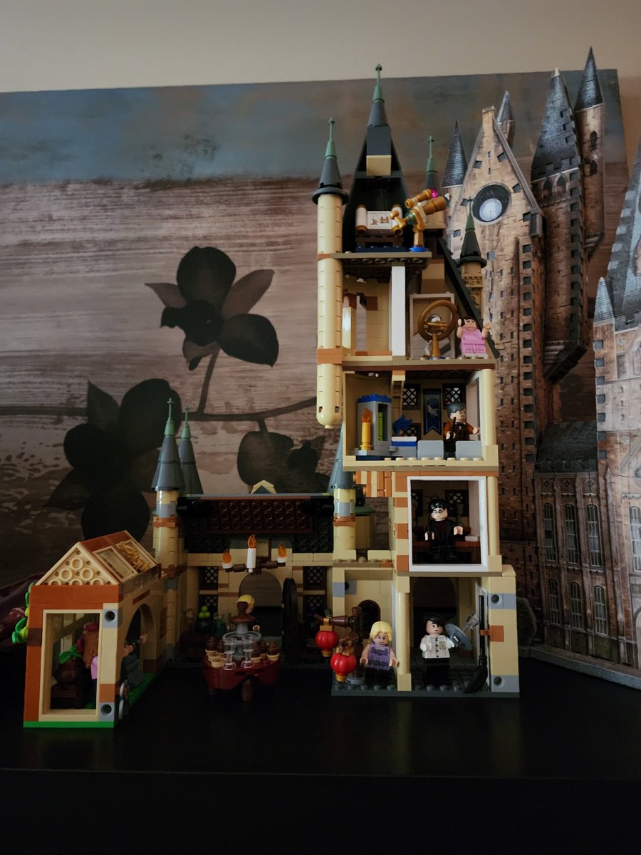 SandyKoroll's tweet photo. @CTVYEGBuzz @TWoSEdm @CTVYEGBuzz @TWoSEdm this Hogwarts Lego set is my first and favorite (so far)!  Will pass along to grandchildren in years to come.  LEGO is for all ages! https://t.co/RiHawna1EL